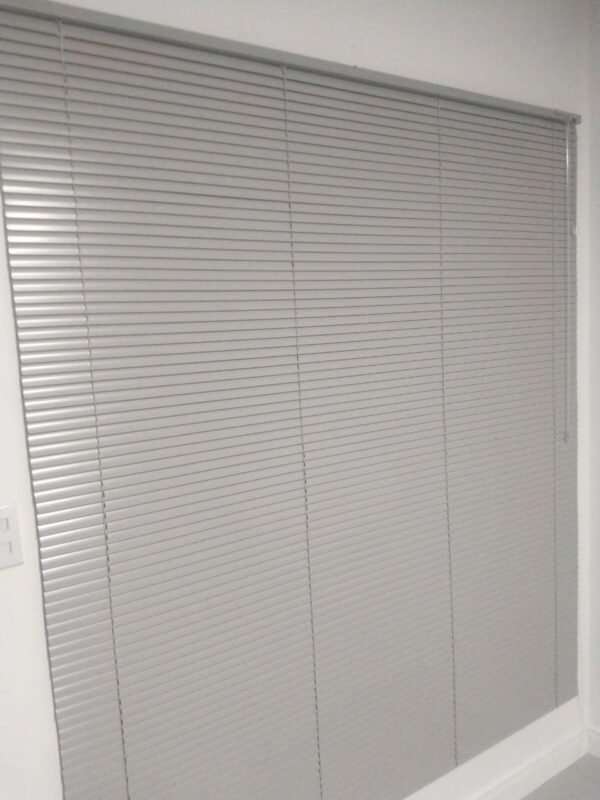 Persiana Horizontal Cinza - 1,80m larg x 1,30m alt -... - Imagem 3