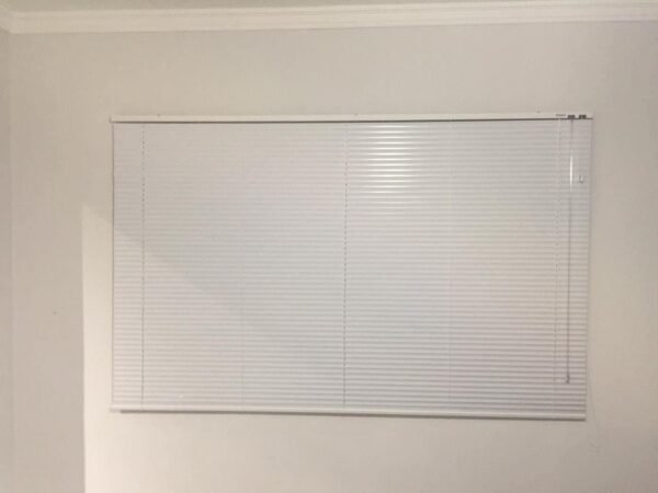 Persiana Horizontal Branca - 1,50m larg x 1,40m alt -... - Imagem 2