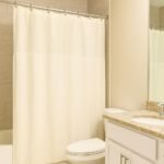 Cortina Box Banheiro Antimofo Lisa com Ganchos e Visor...